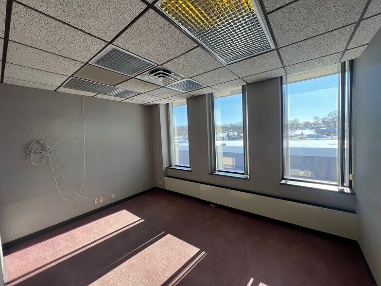 More Photos Of 660 N University Blvd, Middletown Office For Lease