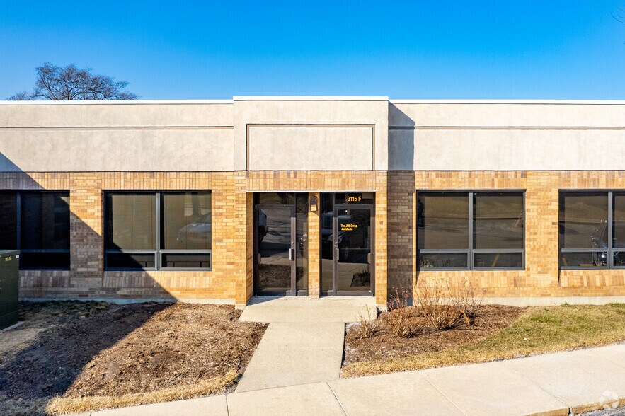 More Photos Of 3115 N Wilke Rd, Arlington Heights Unknown For Lease