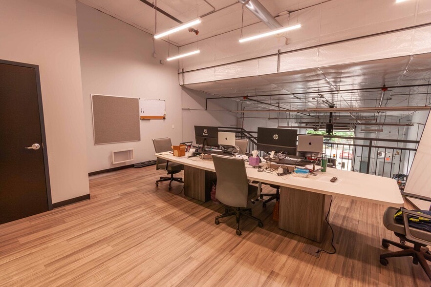 More Photos Of 7292 Greenridge Rd, Windsor Warehouse For Lease