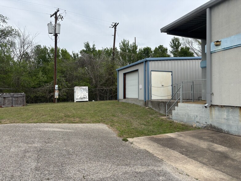 More Photos Of 1402 Hawthorne St, Bastrop Manufacturing For Lease