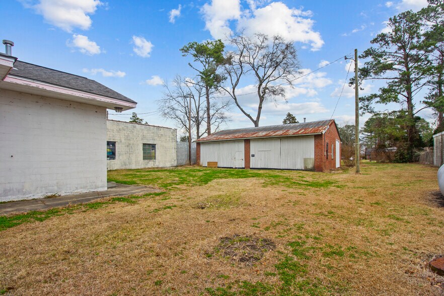 More Photos Of 470 N 4th St, Aurora Freestanding For Sale