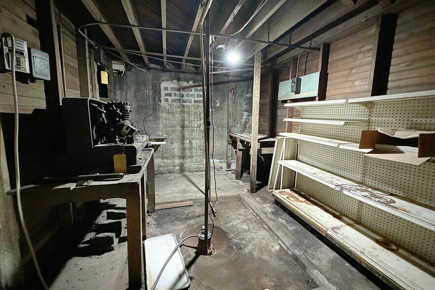 More Photos Of 1801 Wood St, Elkhart Storefront For Sale