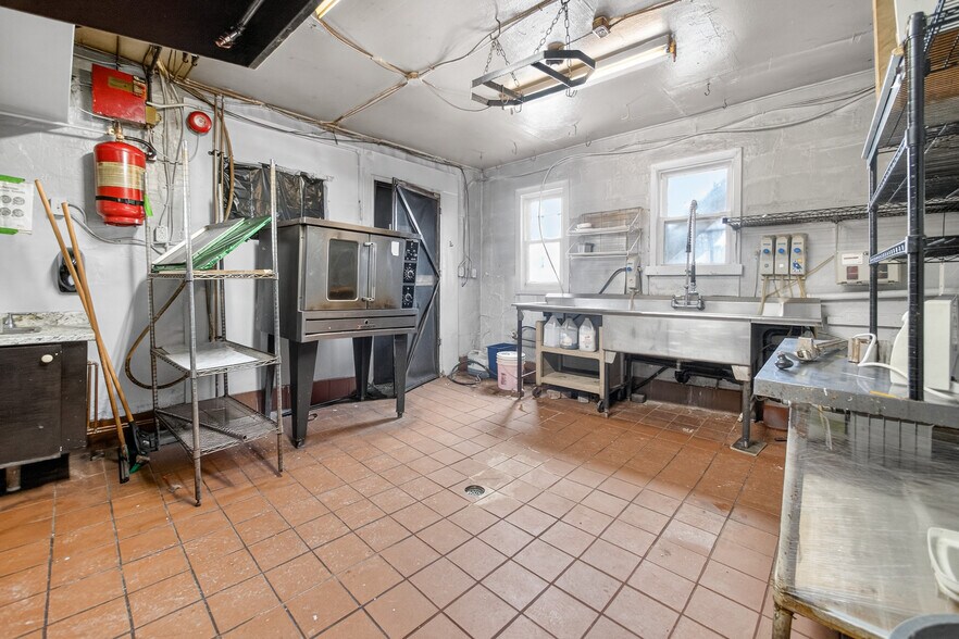 More Photos Of 277 Queen St S, Mississauga Storefront Retail Residential For Lease