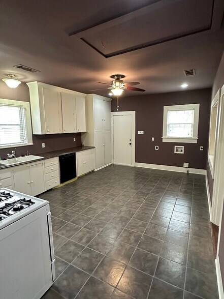 More Photos Of 1014 N Elm St, Denton Office Residential For Lease