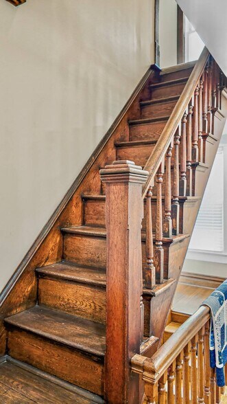 More Photos Of 323 Ballengee St, Hinton Office For Sale