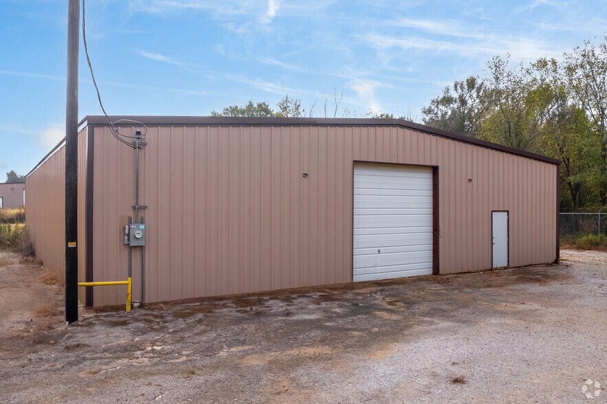 More Photos Of 1516 S Sycamore St, Palestine Warehouse For Sale