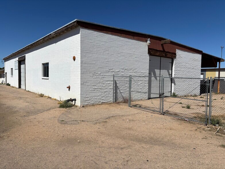 More Photos Of 3340 Fox Ave, Kingman Warehouse For Lease