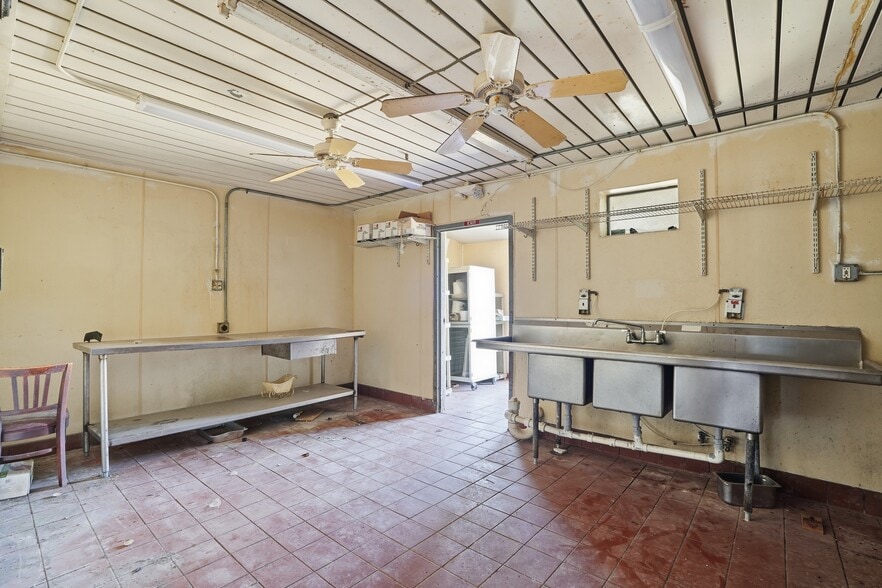 More Photos Of 16541 San Carlos Blvd, Fort Myers Restaurant For Sale