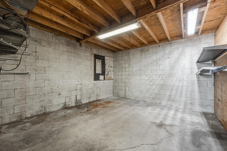 More Photos Of 2560 Fowler St, Fort Myers Warehouse For Lease