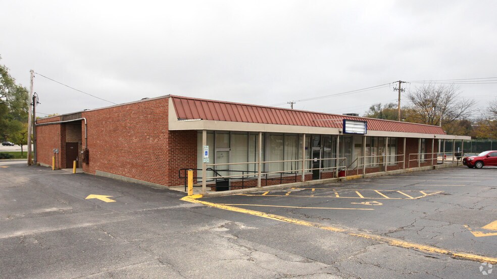 More Photos Of 155 N Seymour Ave, Mundelein Unknown For Lease