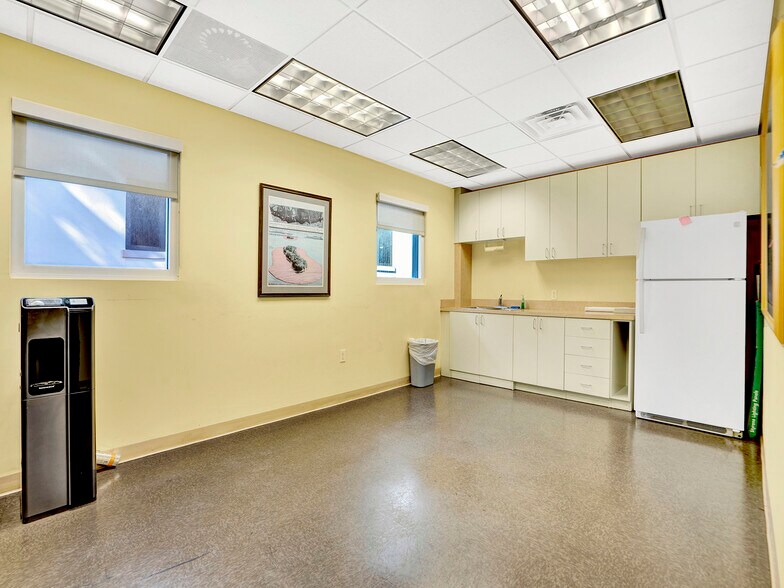More Photos Of 4070-4090 Laguna St, Coral Gables Medical For Lease