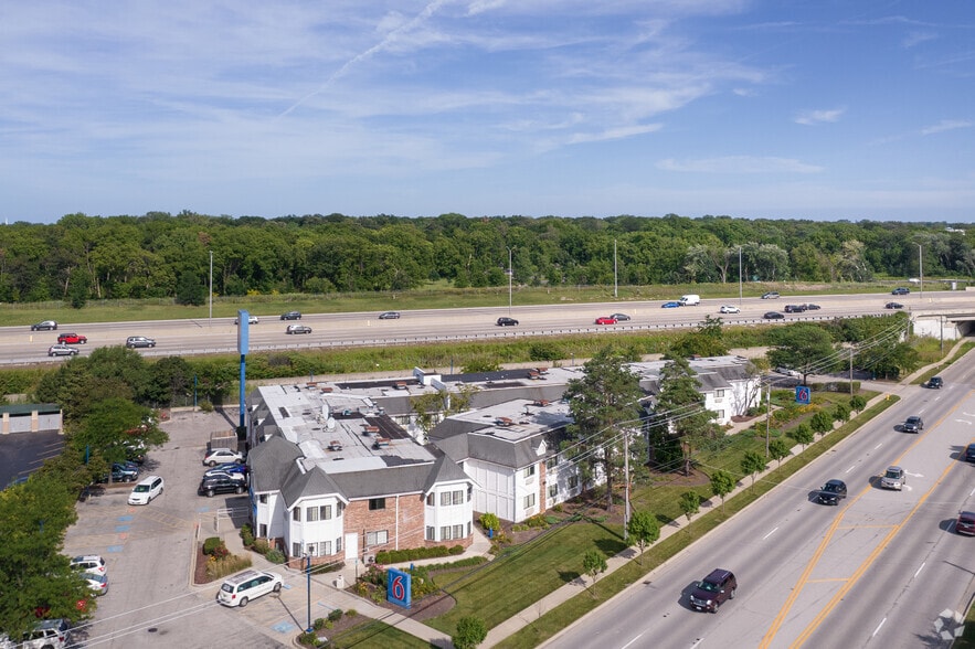 More Photos Of 1535 W Milwaukee Ave, Glenview Hotel For Sale