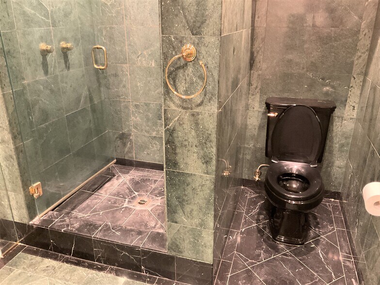 More Photos Of 1329-1399 E 28th St, Signal Hill Warehouse For Sale