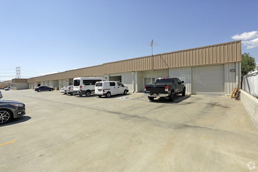 More Photos Of 26846 Oak Ave, Canyon Country Warehouse For Lease