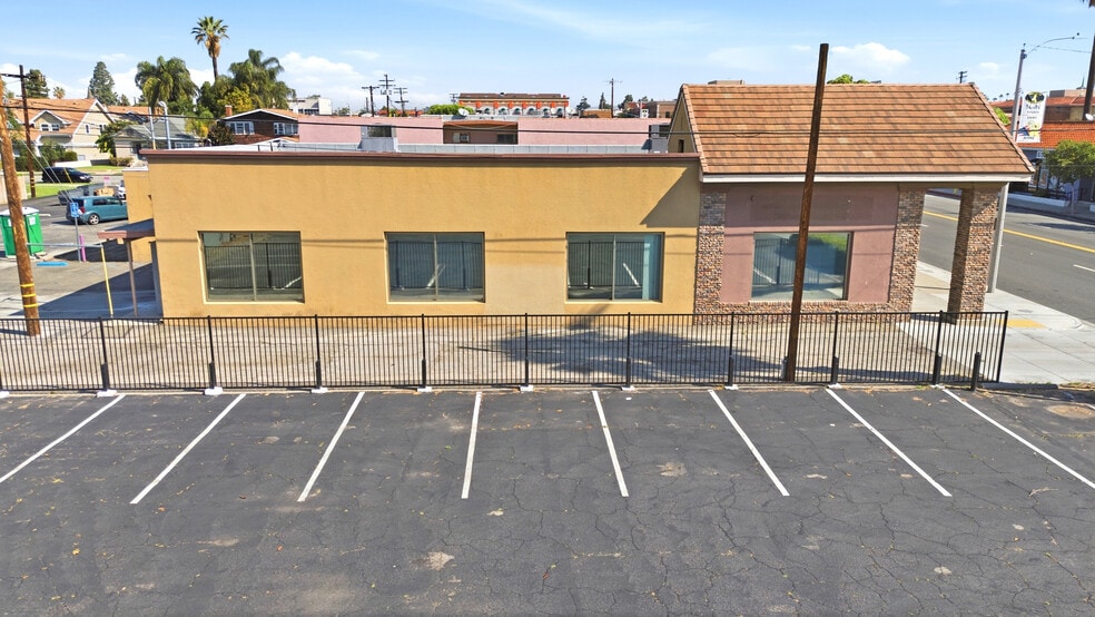 More Photos Of 215 S Citrus Ave, Covina Storefront For Lease