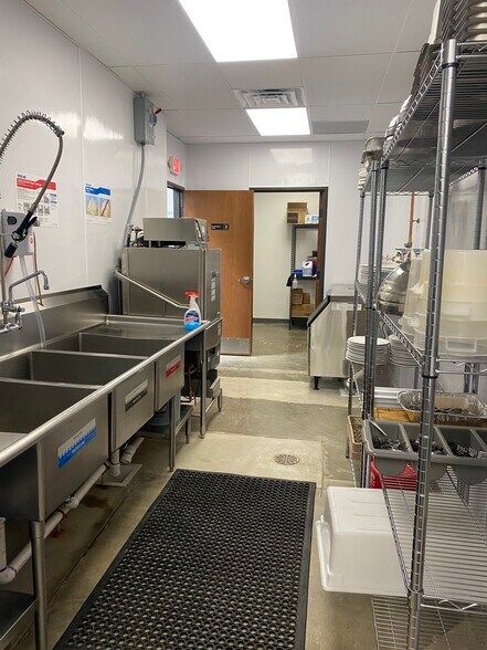 More Photos Of 1430 Regal Row, Dallas Showroom For Lease