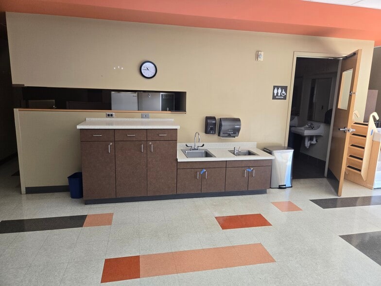 More Photos Of 10450 Hickman Mills Dr, Kansas City Daycare Center For Sale
