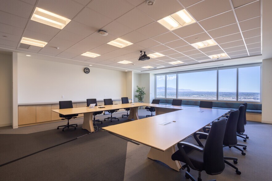 More Photos Of 25 E Scenic Pointe Dr, Draper Office For Lease