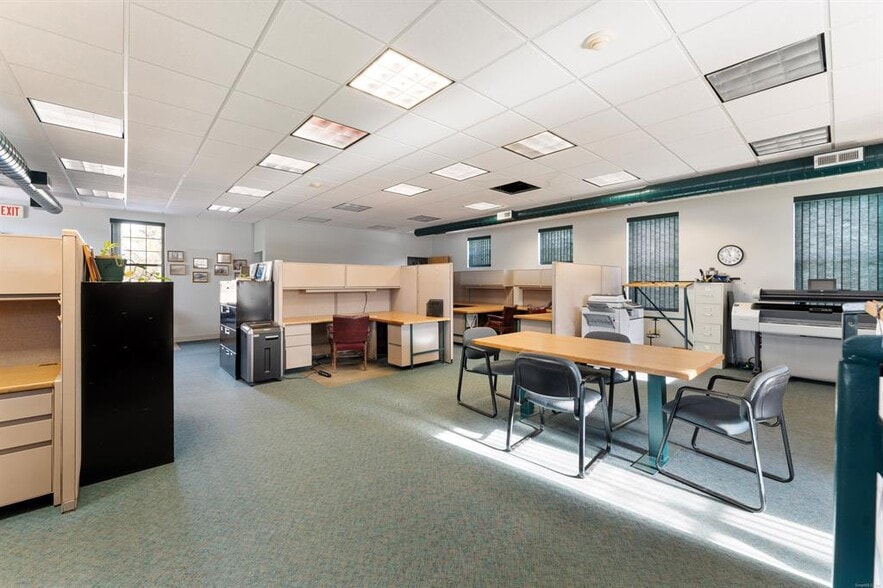 More Photos Of 30 Harris St, Putnam Warehouse For Lease