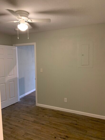 More Photos Of 2001 E 20th St, Hooks Apartments For Sale