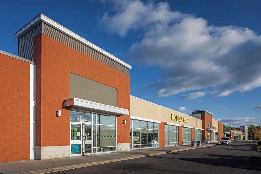More Photos Of 2735 Boul De La Pinière, Terrebonne General Retail For Lease