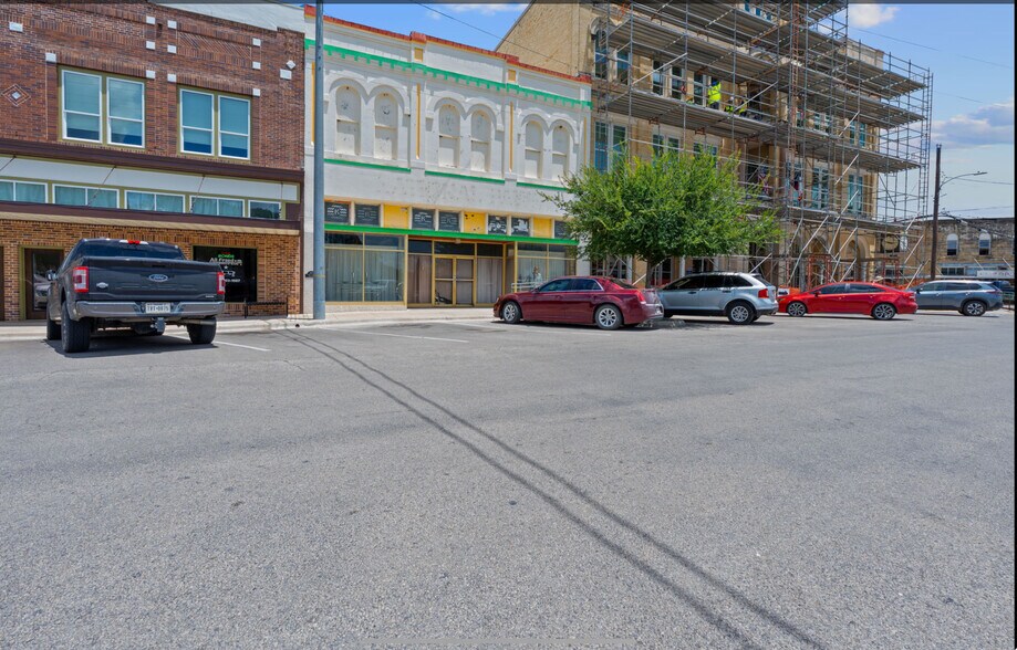 More Photos Of 419 Saint George St, Gonzales Storefront For Sale