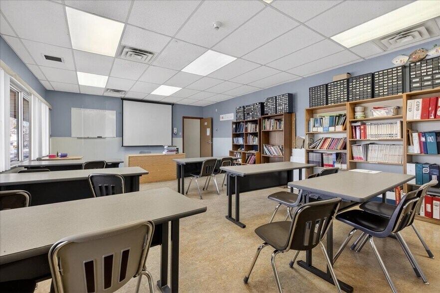 More Photos Of 11831 123 St NW, Edmonton Office For Sale