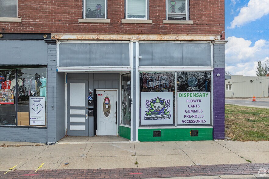 More Photos Of 102-106 7th St, Rockford Storefront Retail Residential For Sale