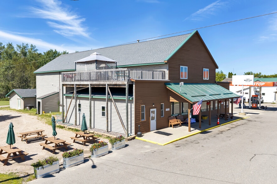 More Photos Of 633 Bissell St, White Lake General Retail For Sale
