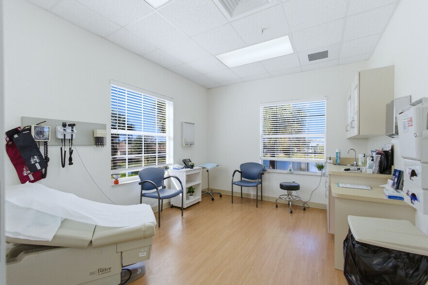 More Photos Of 842 Sunset Lake Blvd, Venice Medical For Sale