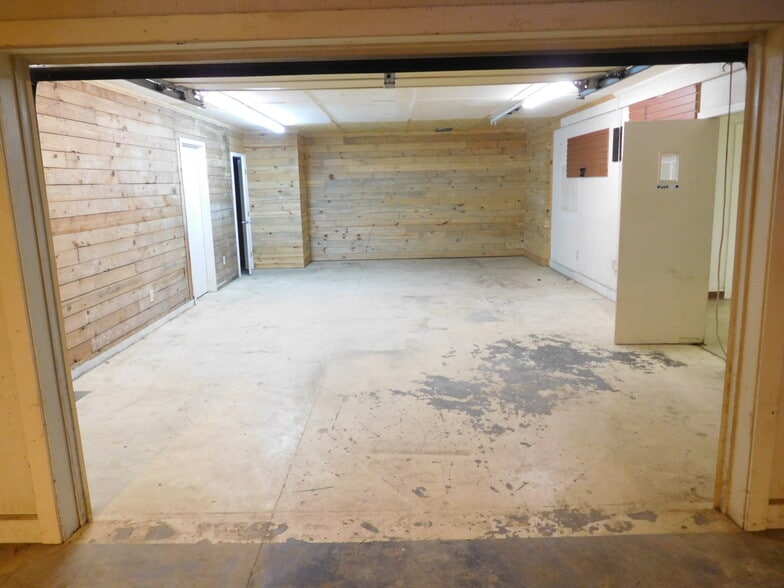 More Photos Of 520 Maple St, Gainesville Warehouse For Lease