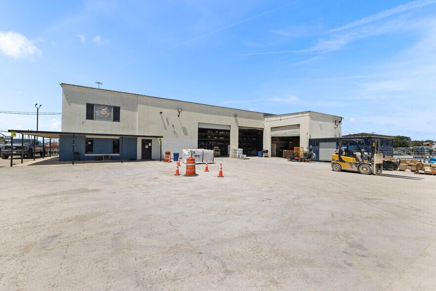 More Photos Of 662 N WW White Rd, San Antonio Light Distribution For Lease