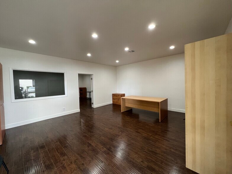 More Photos Of 17712 Gothard St, Huntington Beach Service For Lease