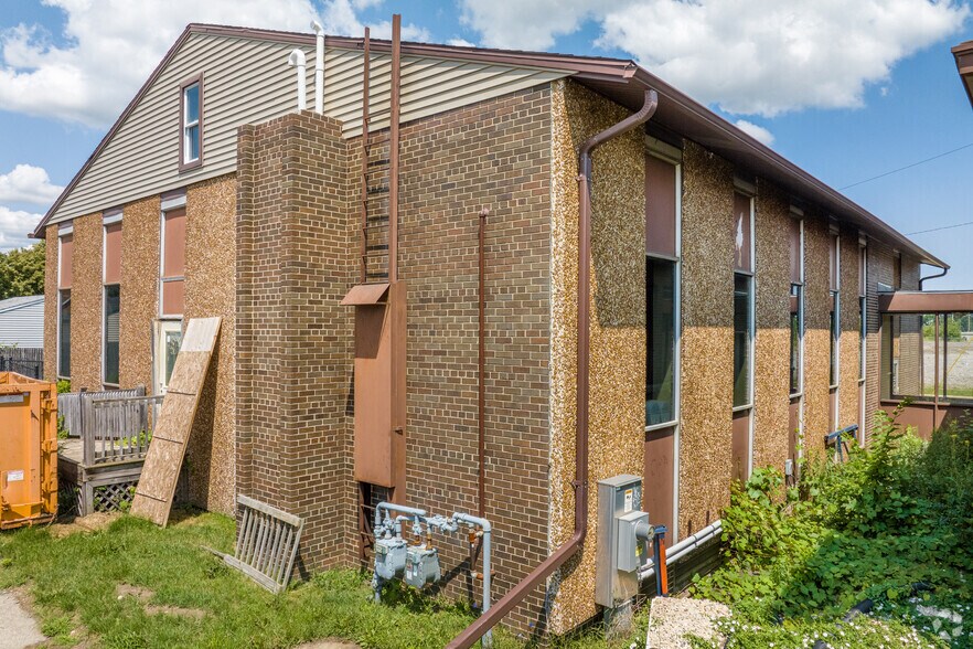 More Photos Of 1442 N Memorial Dr, Racine Office For Sale