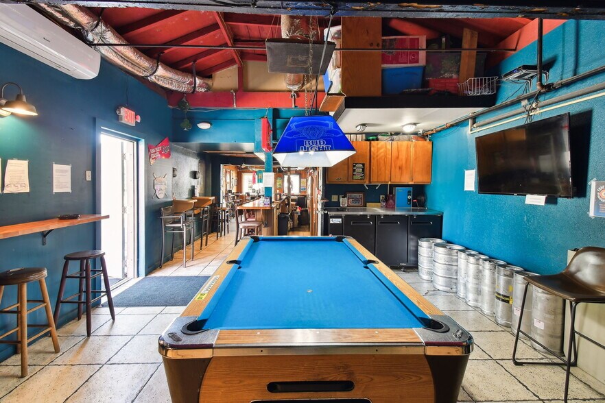 More Photos Of 3007 6th St S, Saint Petersburg Bar For Sale
