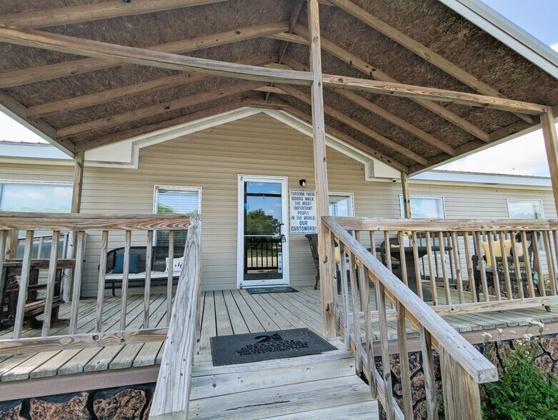 More Photos Of 16595 IH-10, Vidor Truck Terminal For Sale