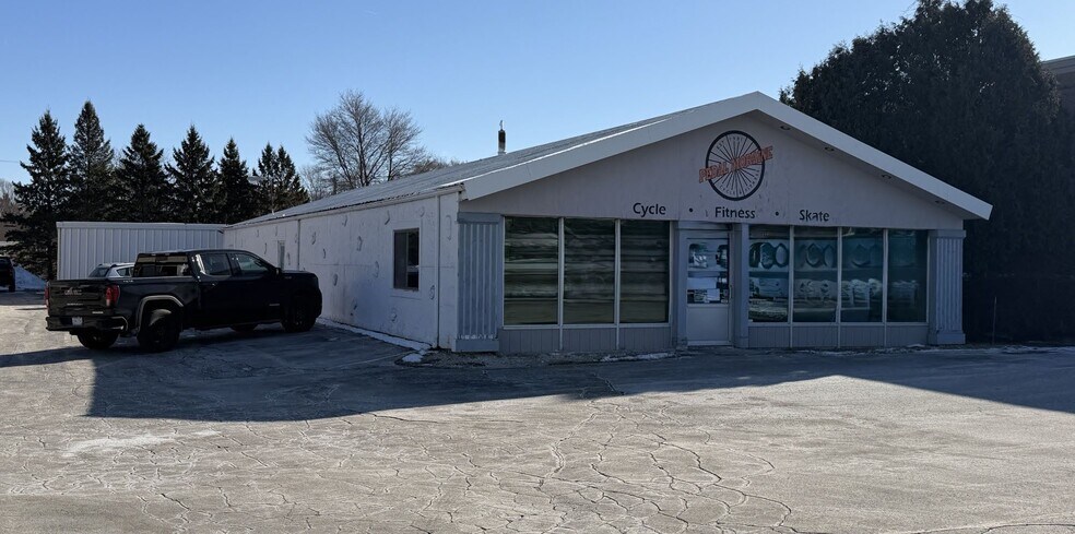 More Photos Of 1421 S Main St, West Bend Freestanding For Sale