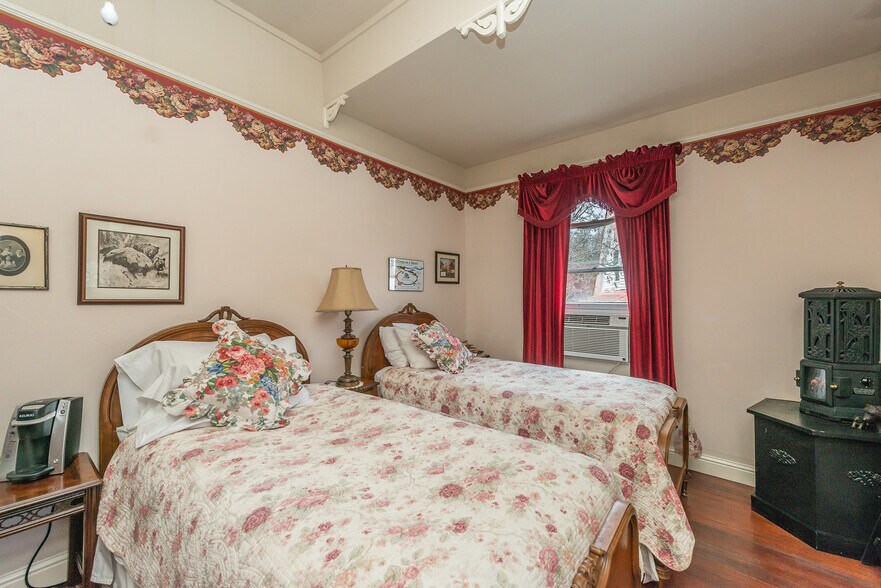 More Photos Of 481 Main St, Weaverville Hotel For Sale