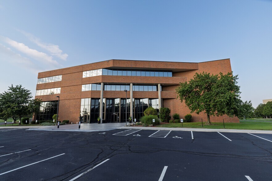 More Photos Of 2700 Westown Pky, West Des Moines Office For Lease