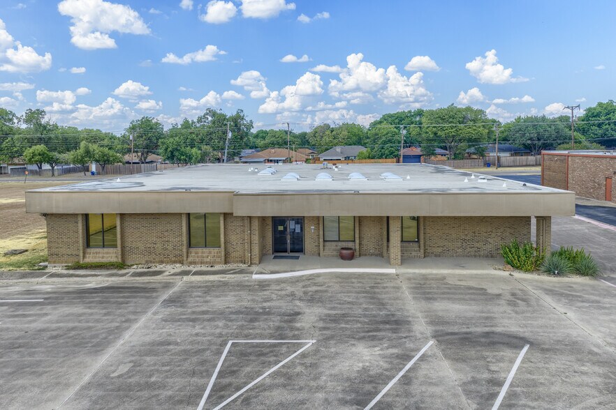 More Photos Of 8001 E R L Thornton Fwy, Dallas Office For Sale