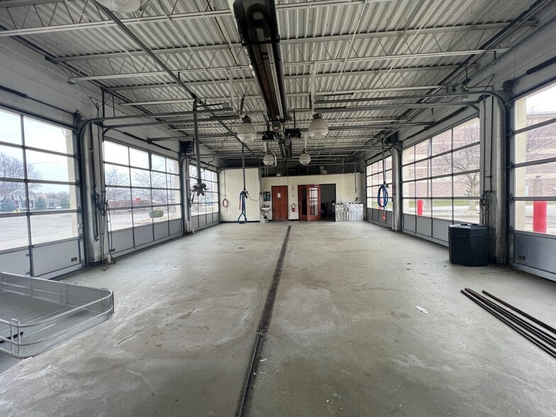 More Photos Of 560 N State Road 135, Greenwood Service Station For Lease