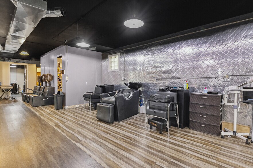 More Photos Of 700 N Union Ave, Alliance Freestanding For Sale