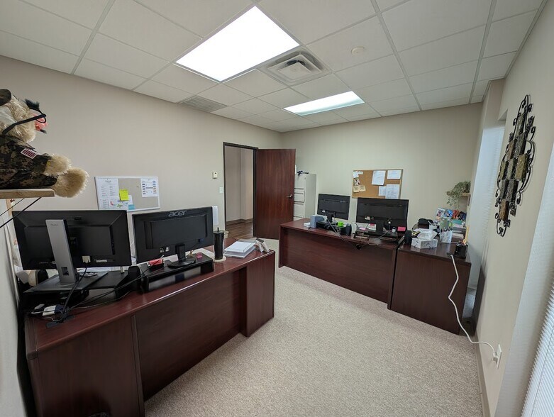 More Photos Of 6900 Sanger Ave, Waco Office For Sale