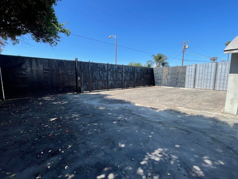 More Photos Of 16123 Wyandotte St, Van Nuys Service For Lease