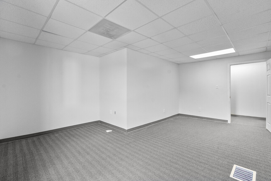 More Photos Of 1119-1123 Merriam Ln, Kansas City Office For Sale