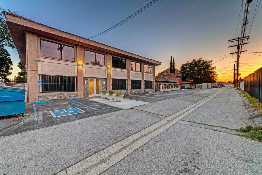 More Photos Of 17425 Chatsworth St, Granada Hills Office For Lease