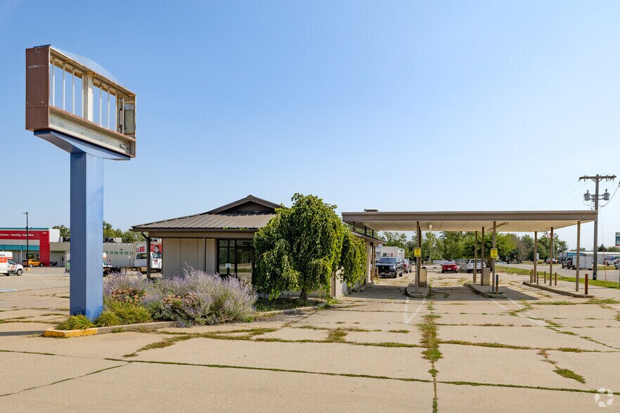 More Photos Of 1724 S Center St, Marshalltown Bank For Lease