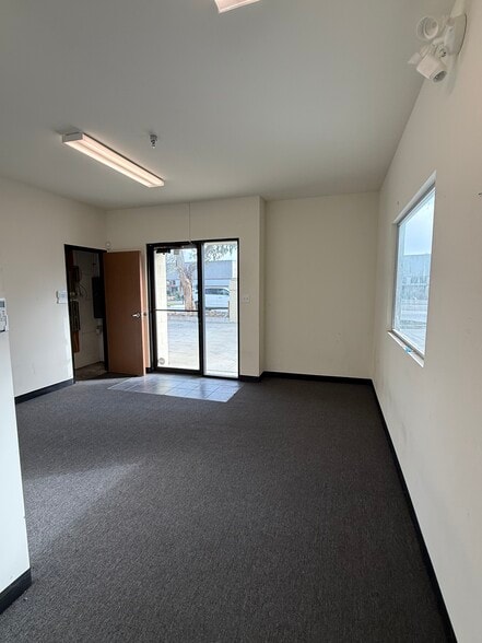 More Photos Of 4041 Transport St, Ventura Warehouse For Lease