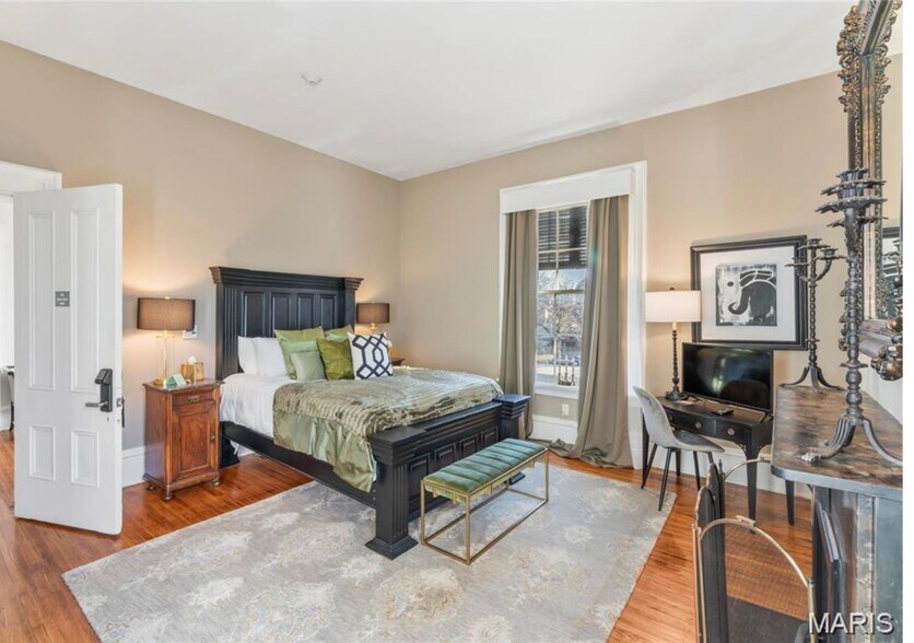 More Photos Of 876 W State St, Jacksonville Hospitality For Sale