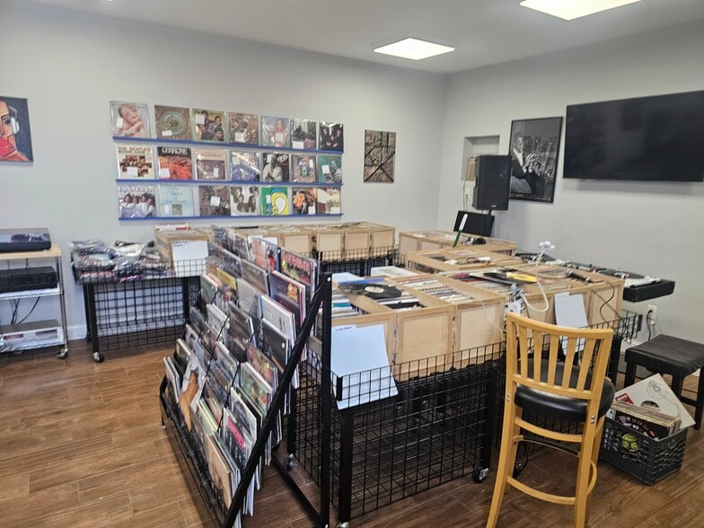 More Photos Of 725-727 Lincoln Blvd, Middlesex Storefront Retail Office For Lease